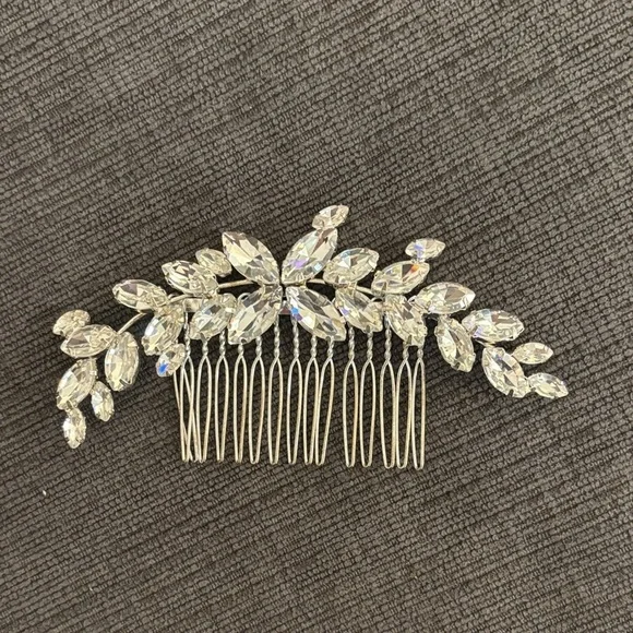 Elegant Silver Crystal Hair Comb - Picture 1 of 2